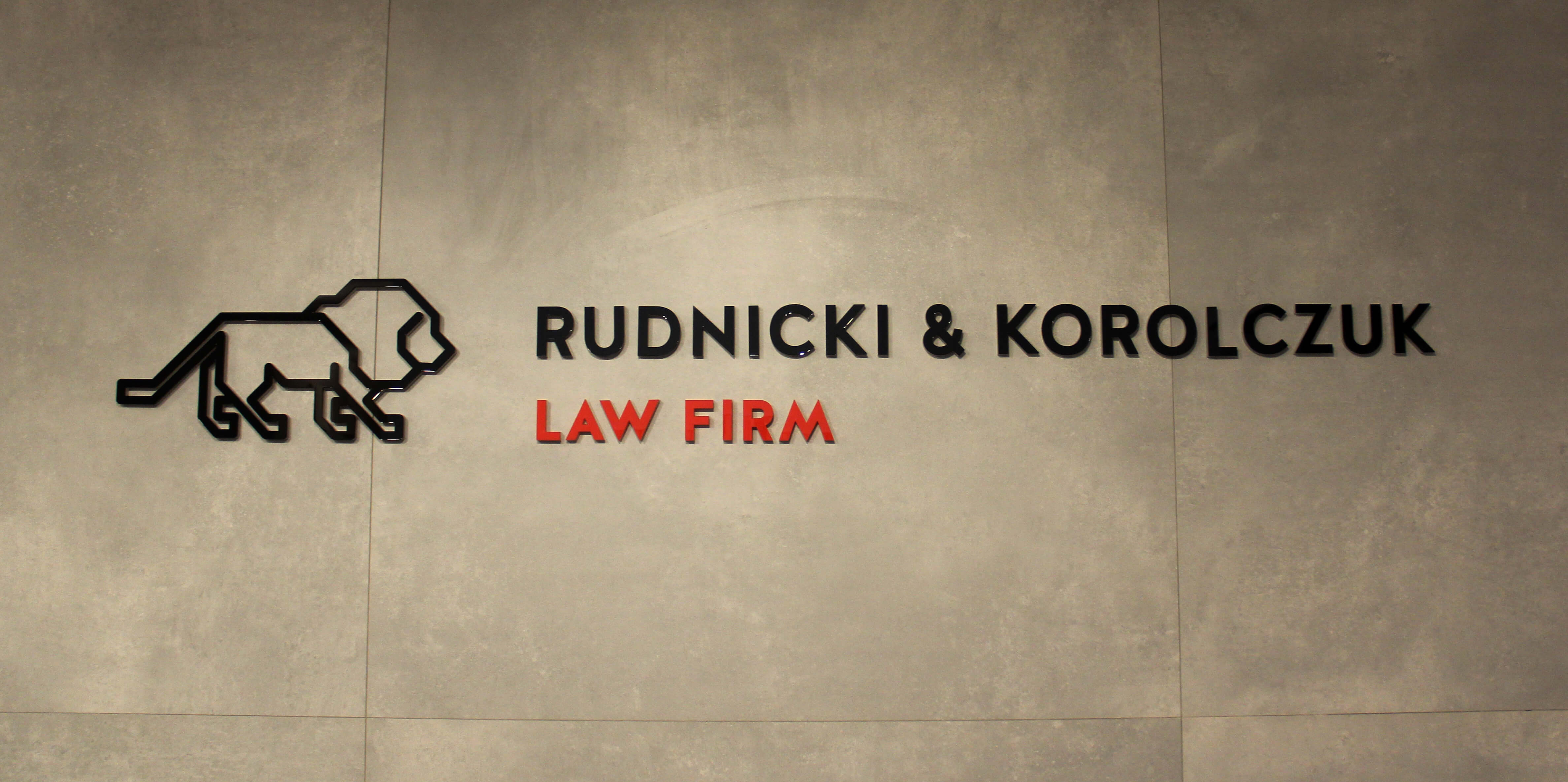 Rudnicki i Korolczuk - Logo 3D et lettres en plexiglas sur le mur à l'intérieur du bâtiment